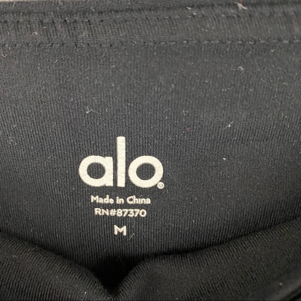 Alo • Crop Leggings - Picture 2 of 6
